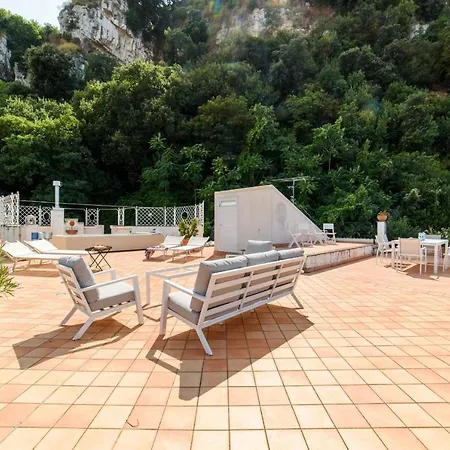 Estate4home - The Attic * Sorrento