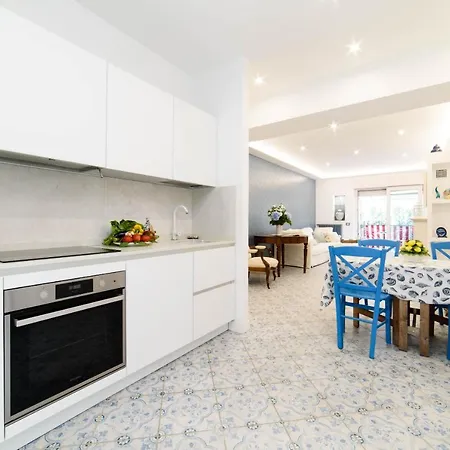 Estate4home - The Attic Sorrent